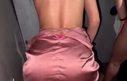 Monica Lima e Amiga Dividem Rola no Glory Hole do Swing