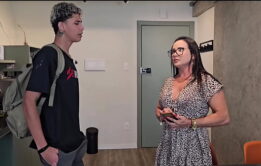 Jovem virgem aprende a transar com milf safada