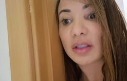 Ninfeta vigia amigo no banho e não resiste ao pauzudo